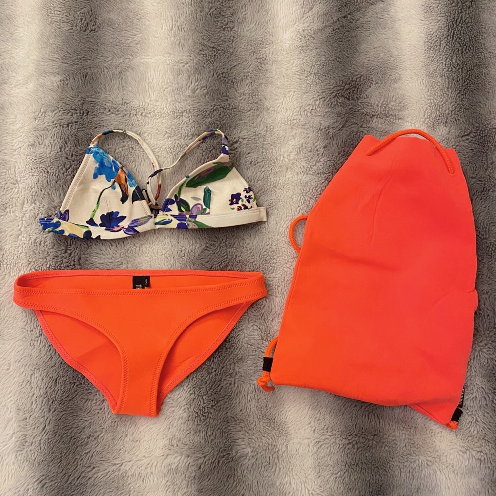 TRIANGL SWIMSUIT SET